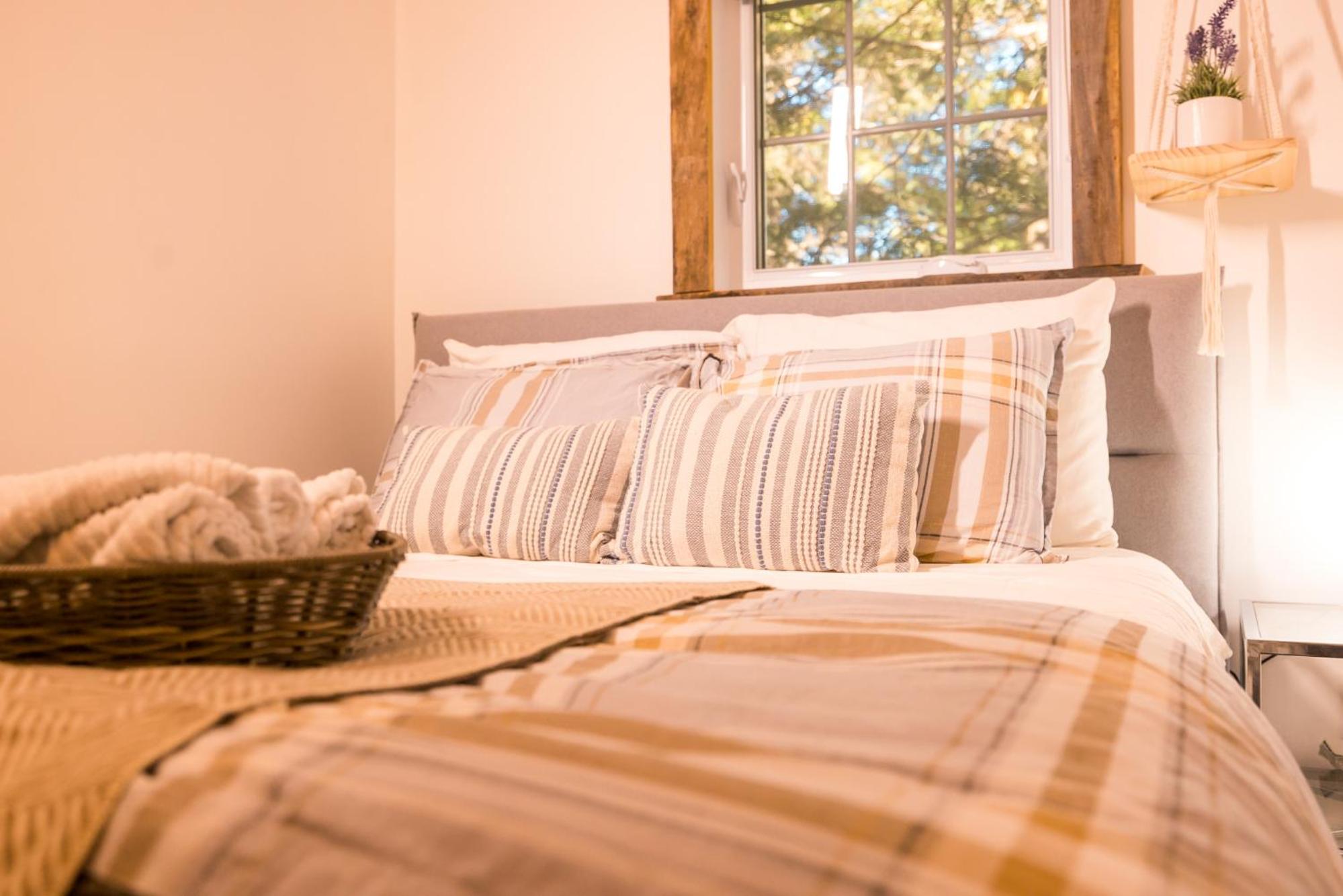 LoveNestChalet - Romantic with Private Hot Tub & Fireplace