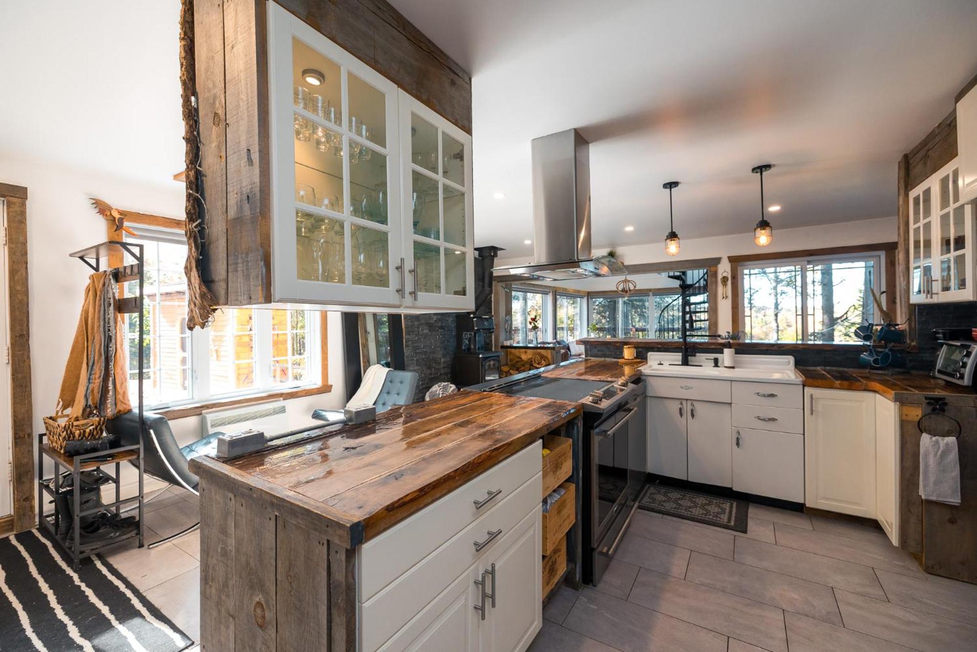 LoveNestChalet - Romantic with Private Hot Tub & Fireplace