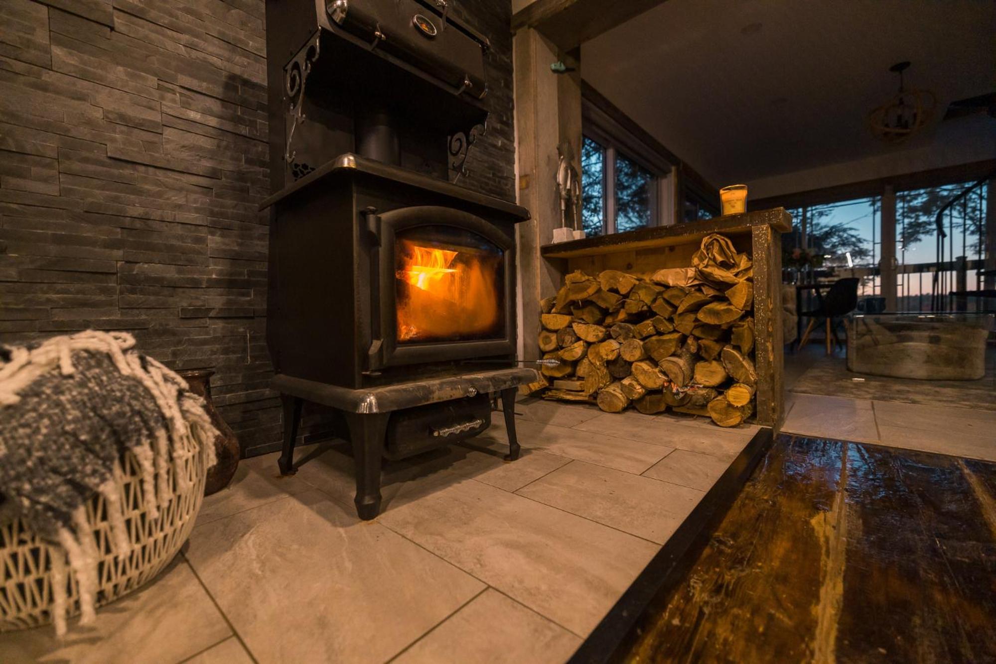 LoveNestChalet - Romantic with Private Hot Tub & Fireplace