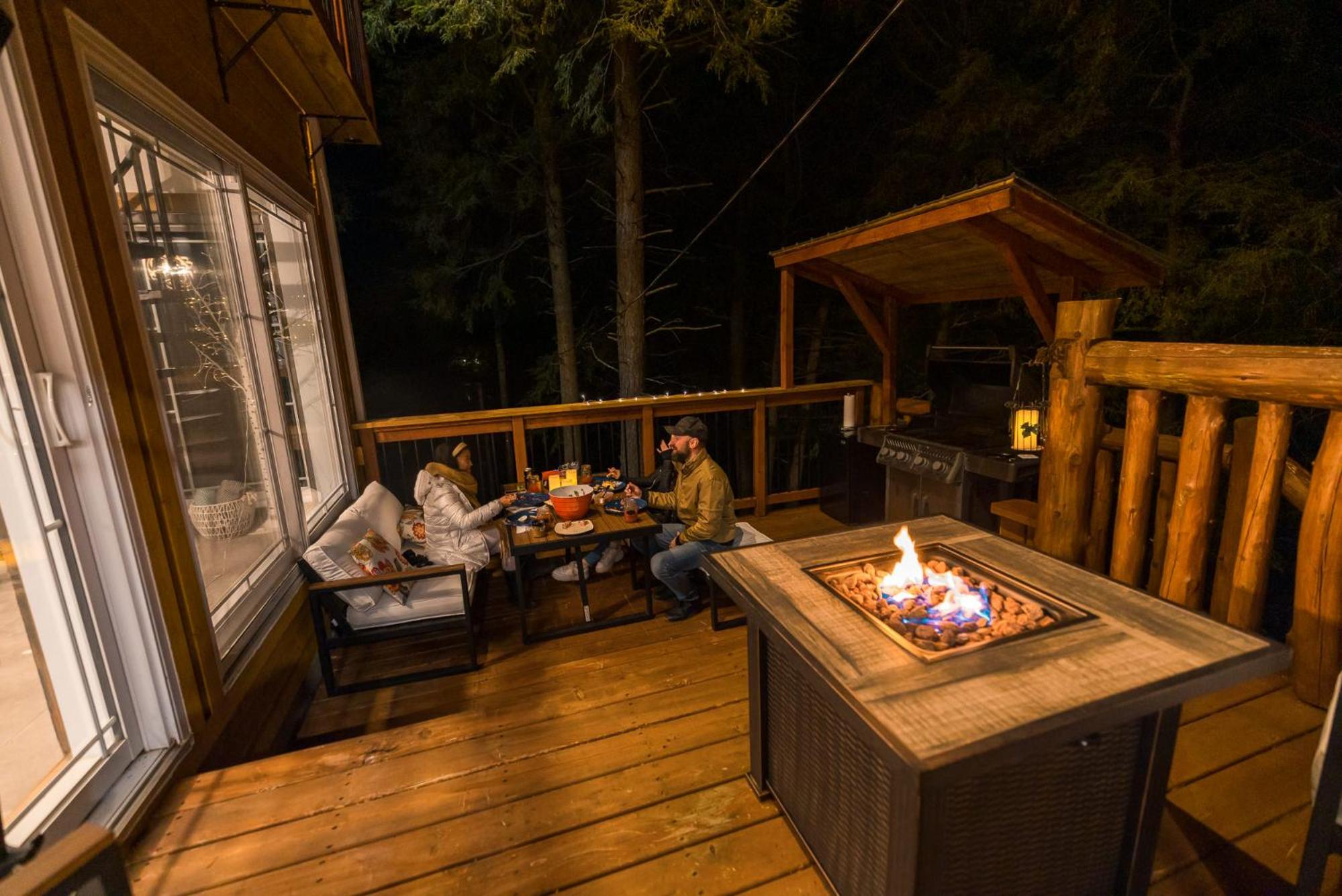 LoveNestChalet - Romantic with Private Hot Tub & Fireplace