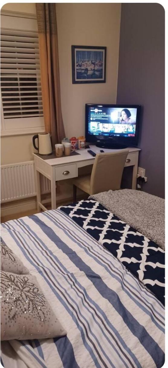 Aylesbury Lovely Double and Single Bedroom with Guest only Bathroom view 5