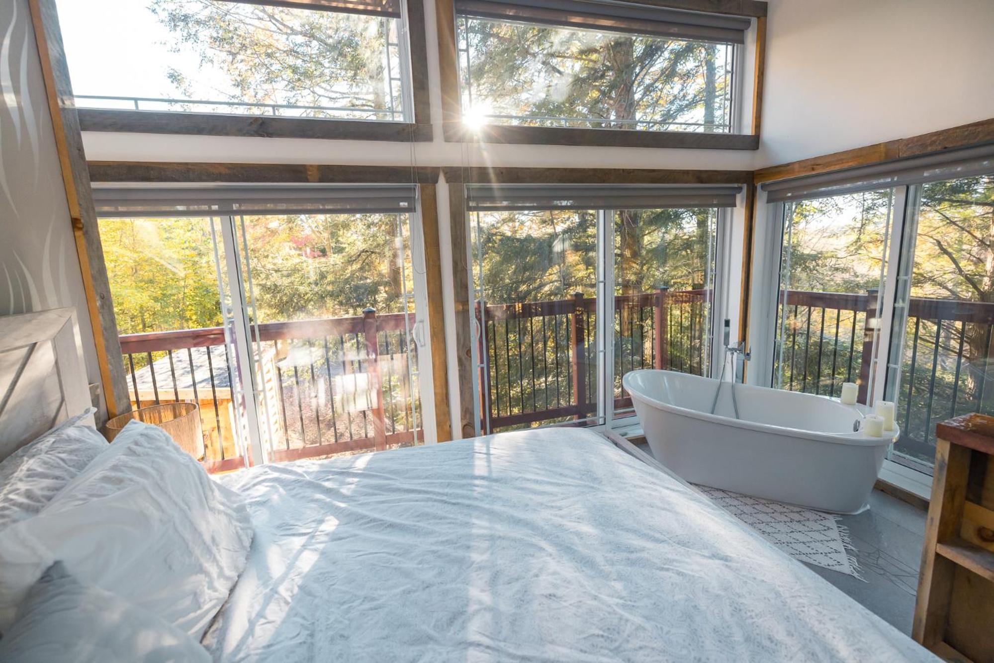 LoveNestChalet - Romantic with Private Hot Tub & Fireplace