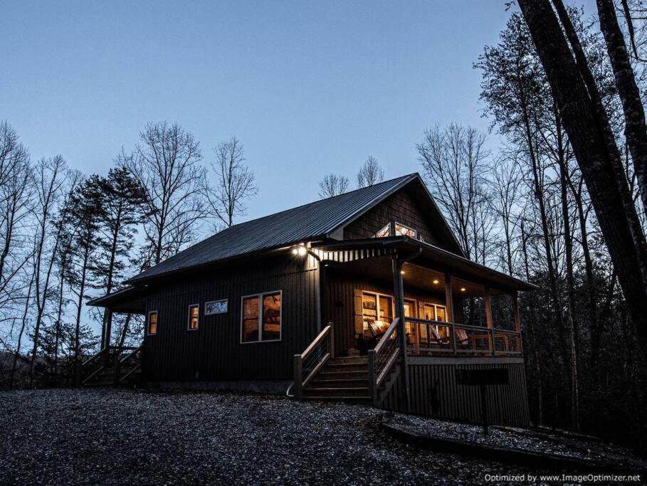 Art's Bungalow-wooded seclusion 1 mi to Deep Creek and Bryson City