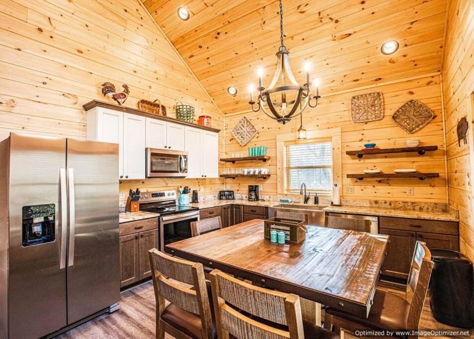 Art's Bungalow-wooded seclusion 1 mi to Deep Creek and Bryson City
