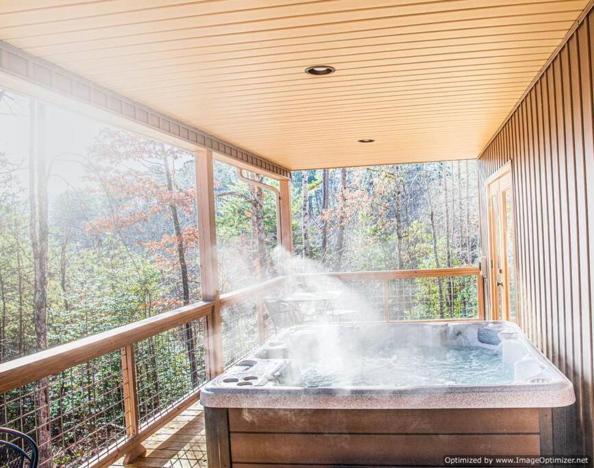 Art's Bungalow-wooded seclusion 1 mi to Deep Creek and Bryson City