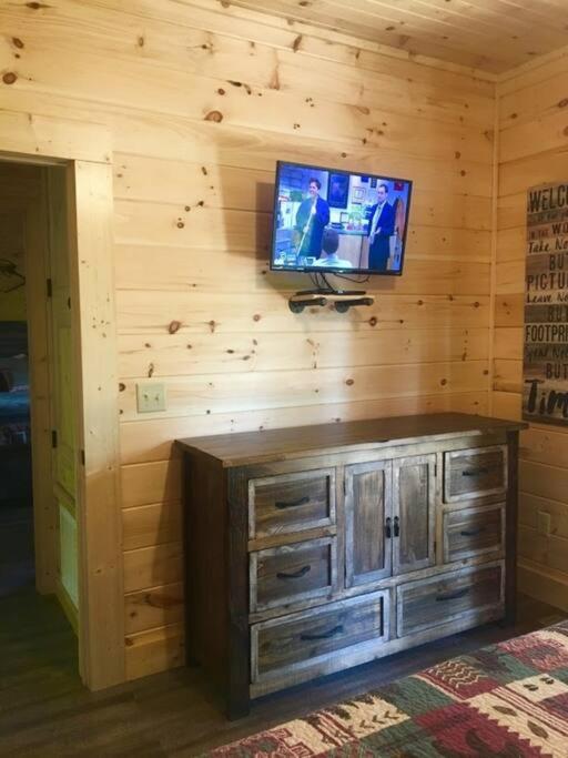 Art's Bungalow-wooded seclusion 1 mi to Deep Creek and Bryson City