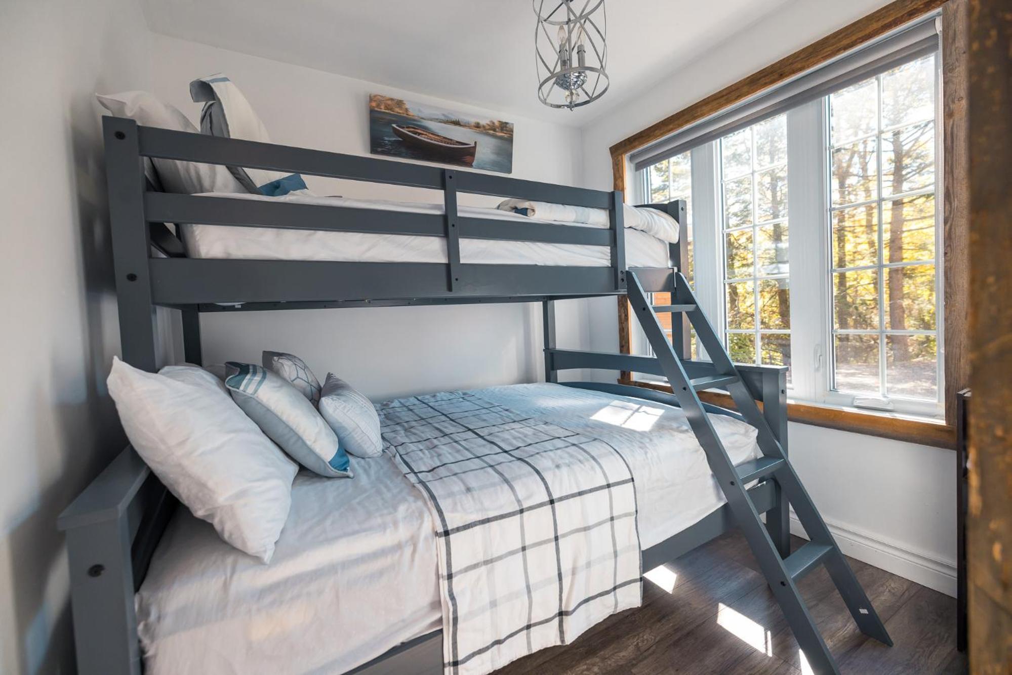 LoveNestChalet - Romantic with Private Hot Tub & Fireplace
