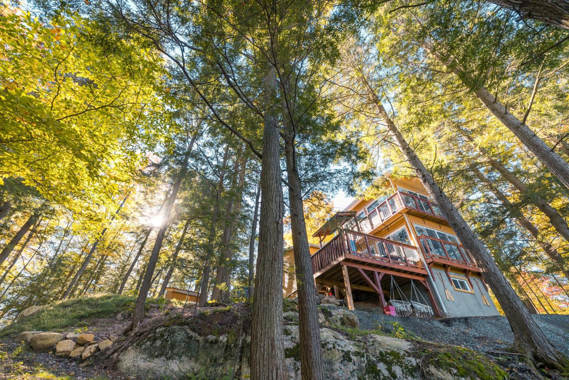 LoveNestChalet - Romantic with Private Hot Tub & Fireplace