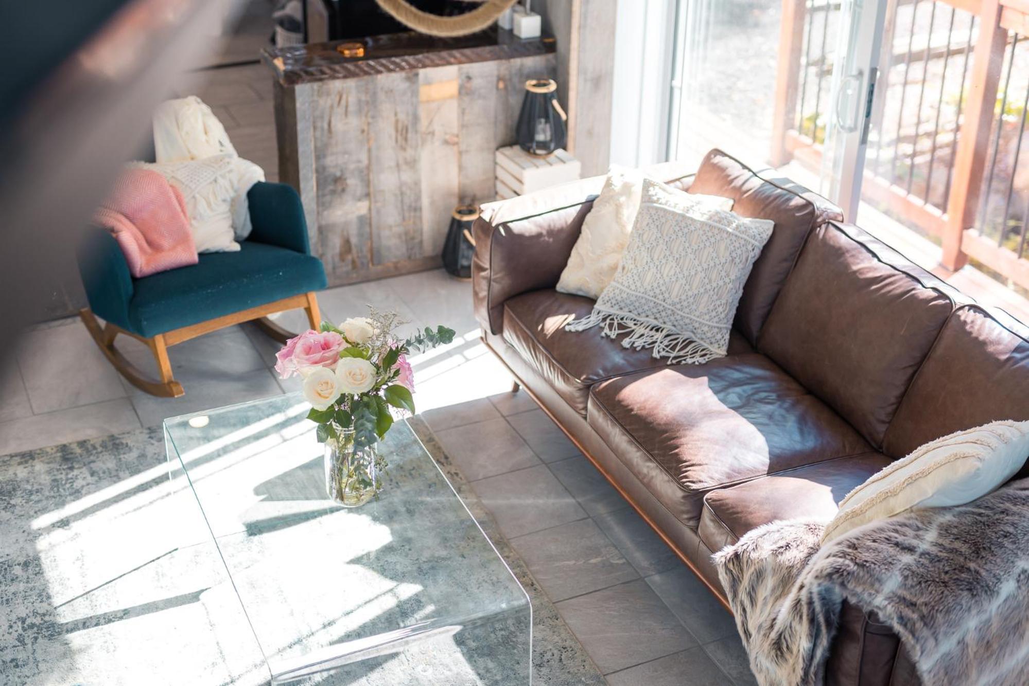 LoveNestChalet - Romantic with Private Hot Tub & Fireplace