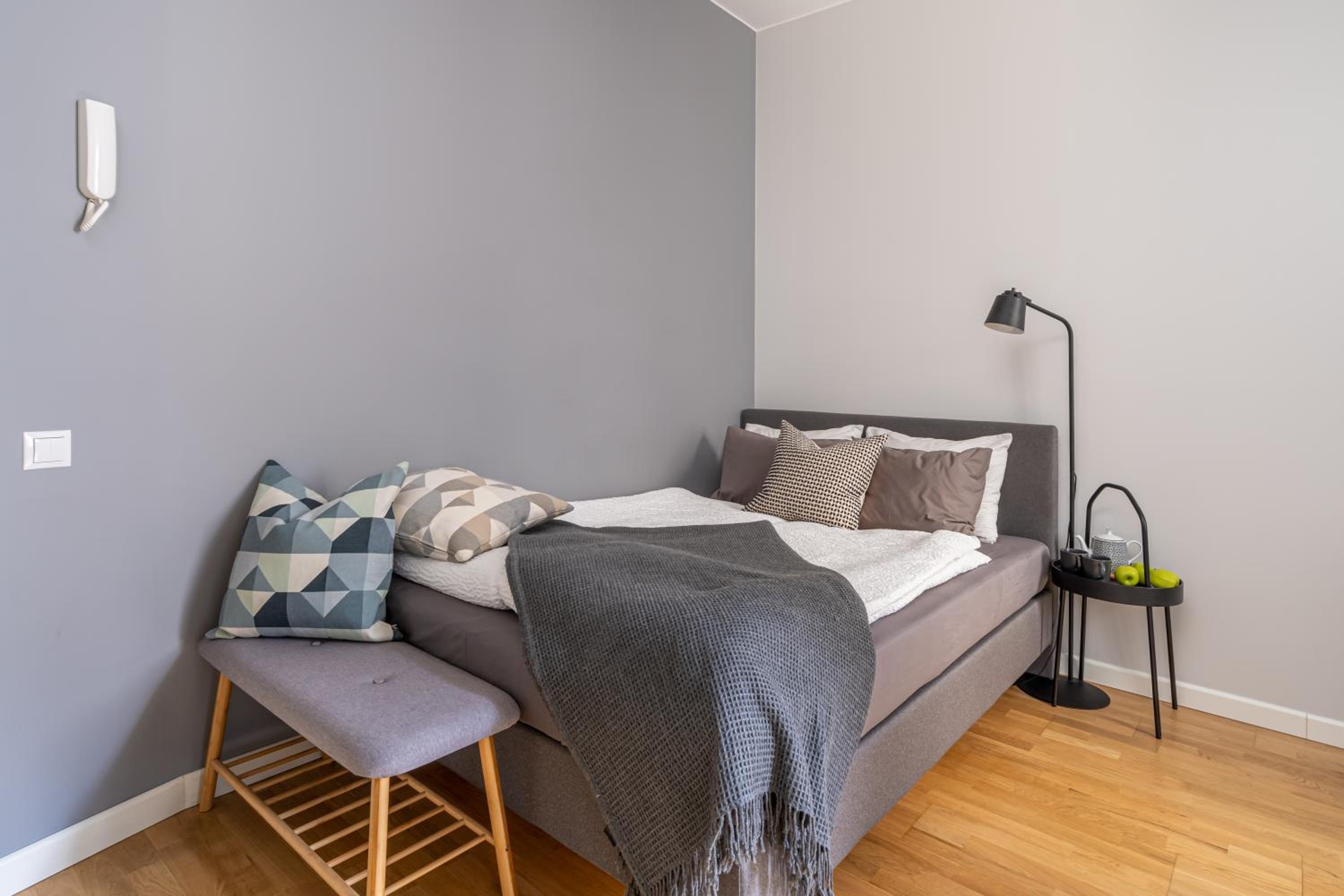 NEW! Quiet studio with elevator, 9 min walk to Old Town view 5