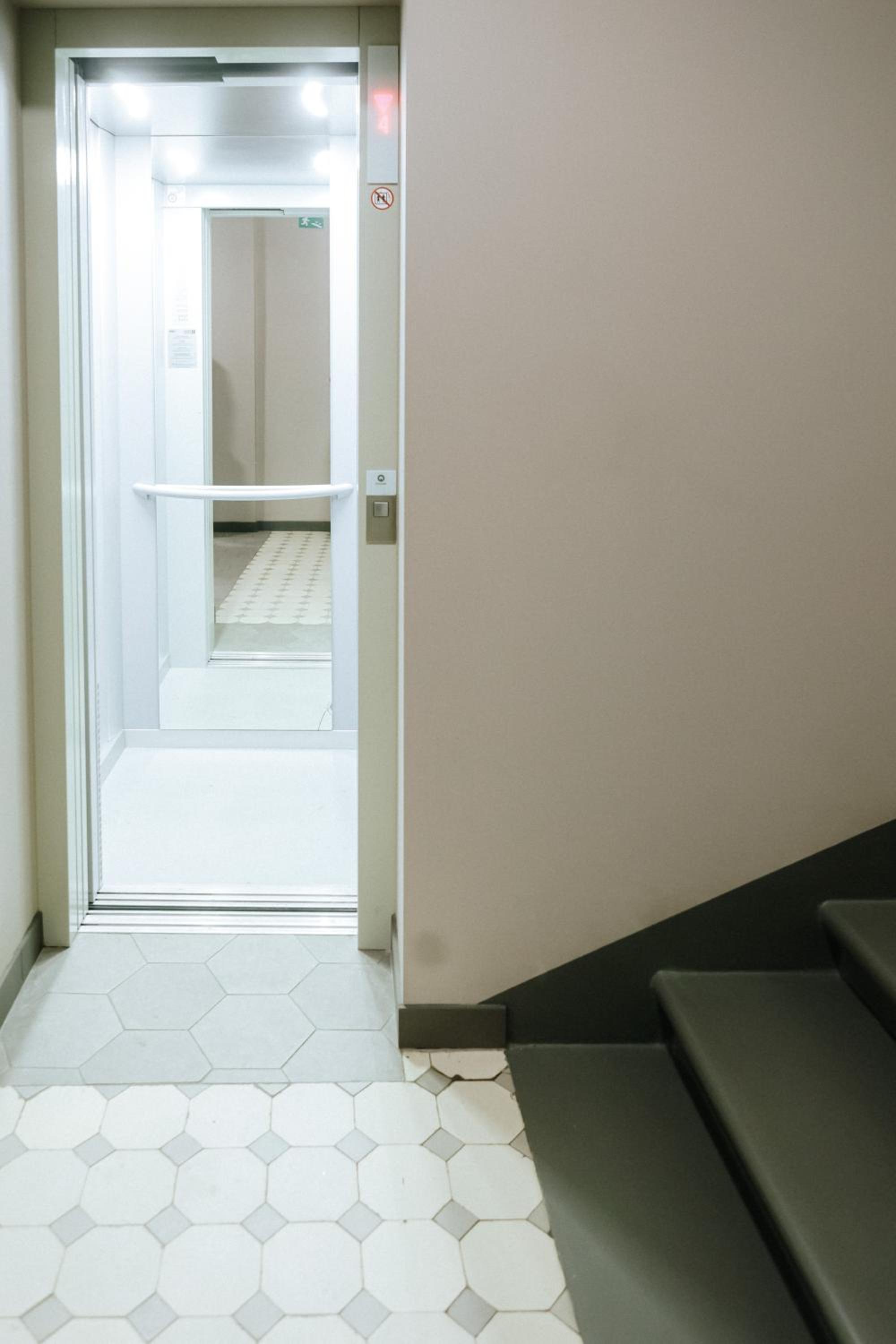 NEW! Quiet studio with elevator, 9 min walk to Old Town view 2
