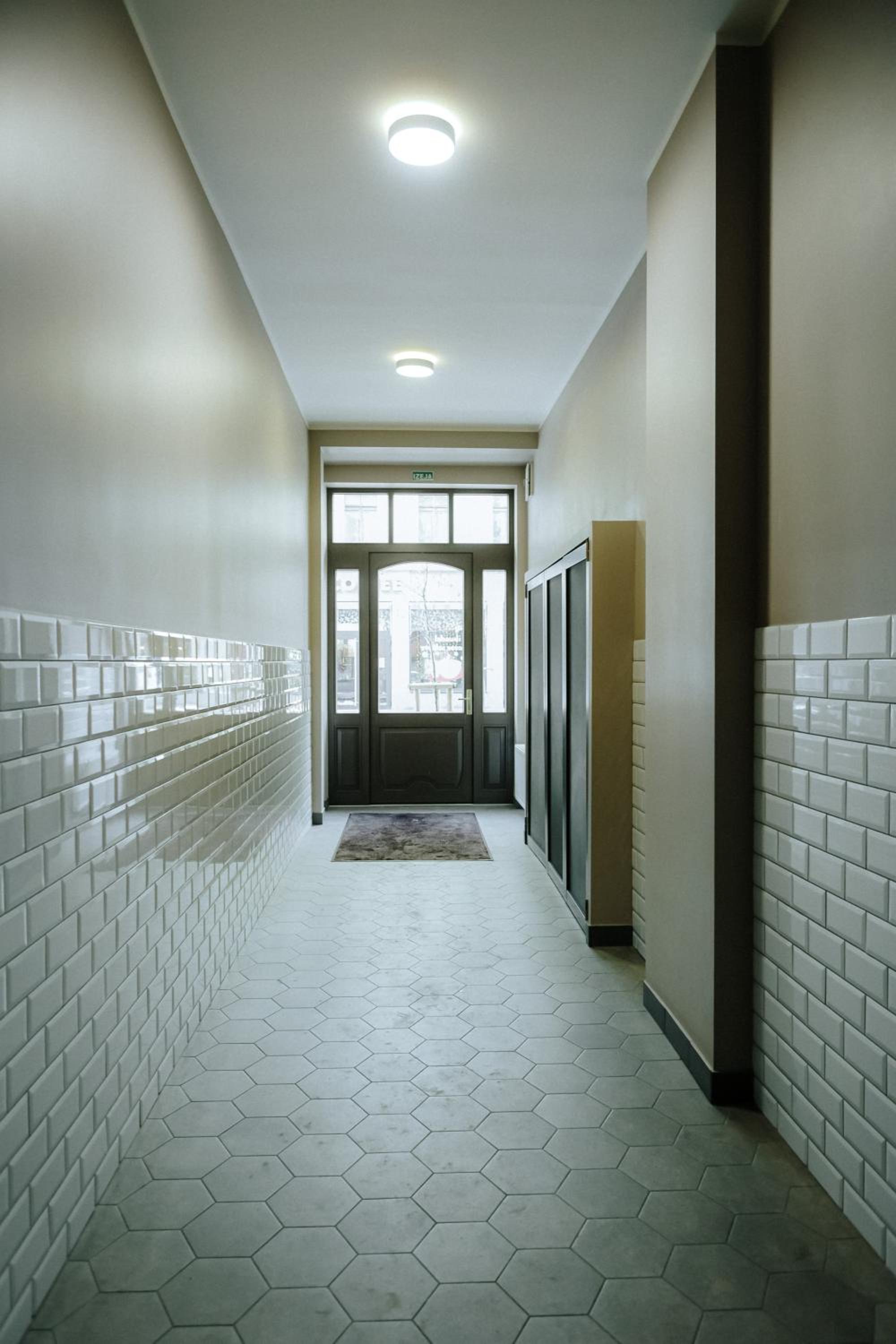 NEW! Quiet studio with elevator, 9 min walk to Old Town view 4