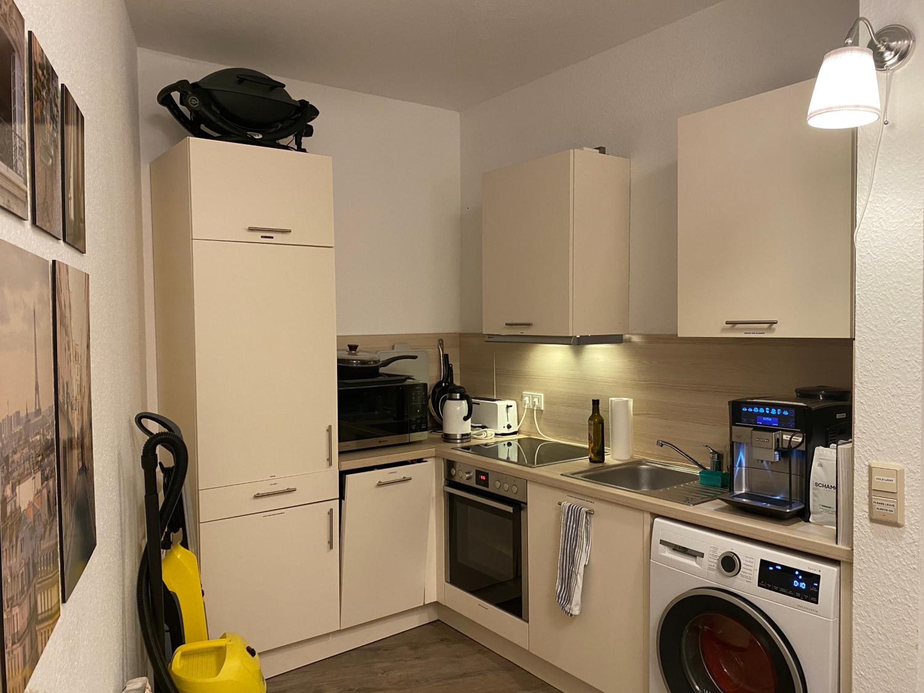 Shared apartment in former hotel, near train station, fully equipped kitchen with washer-dryer