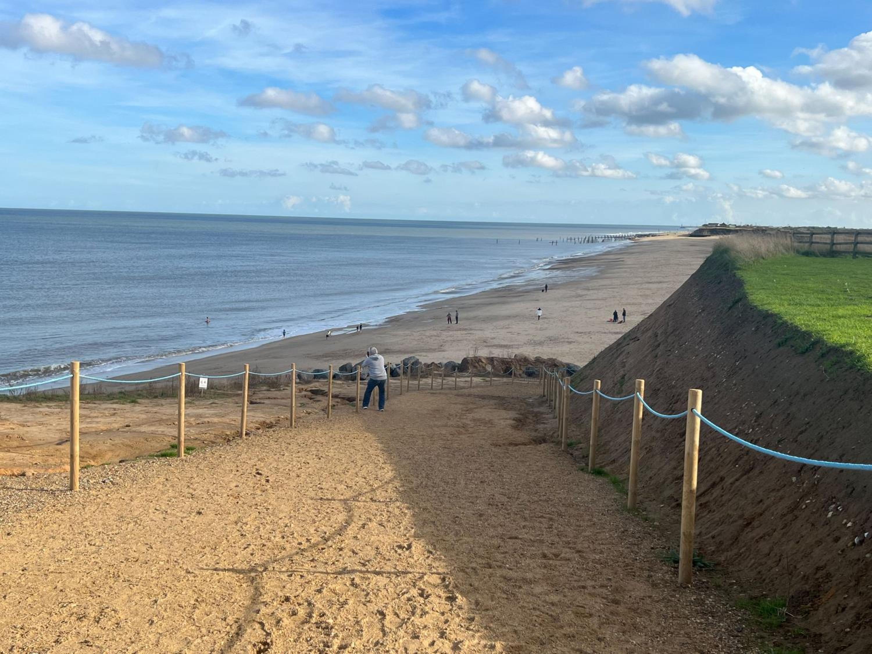 4 bed house 50 yards from the beach & lighthouse view 4