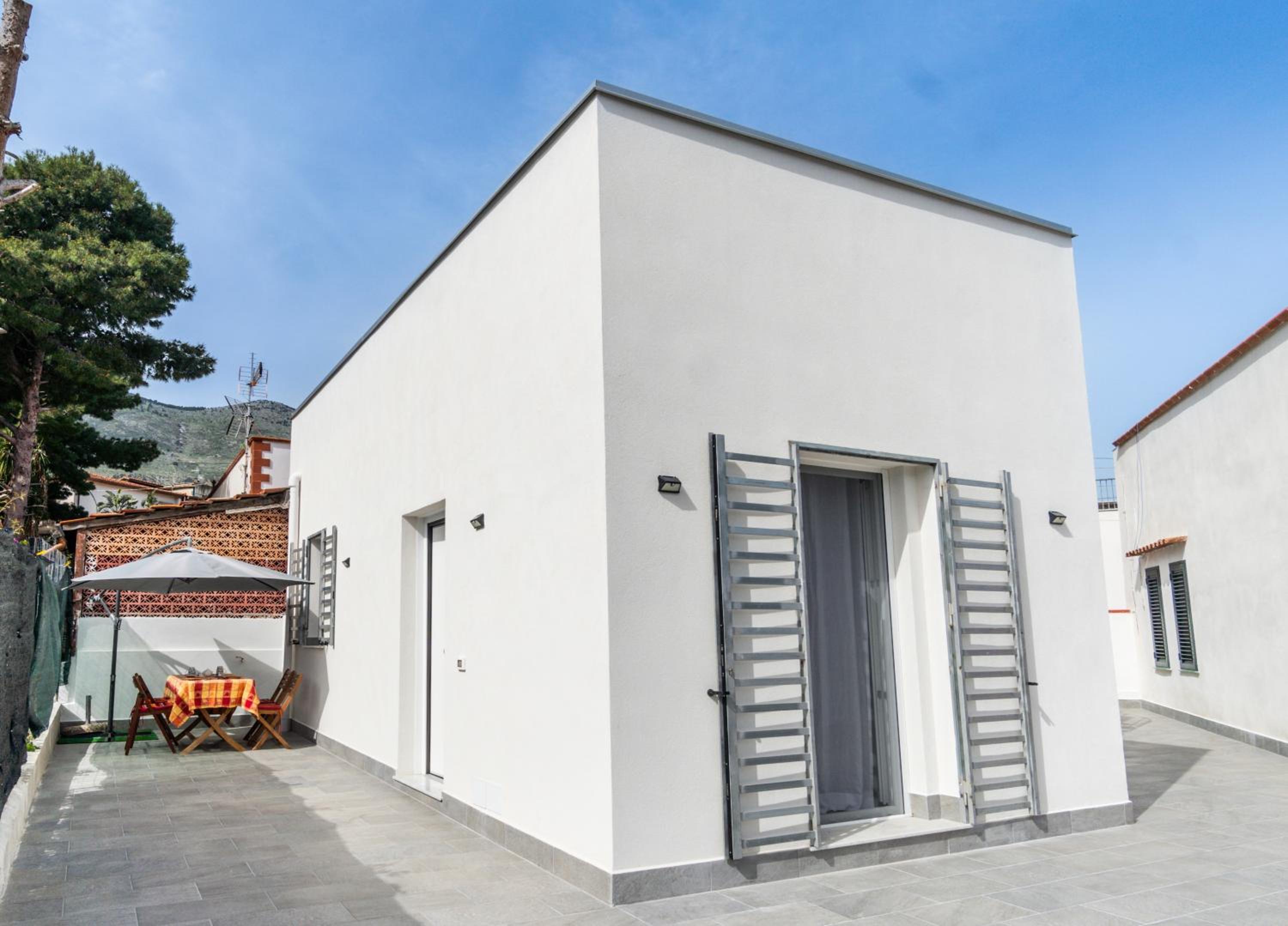 NIKA NIKA Holiday House