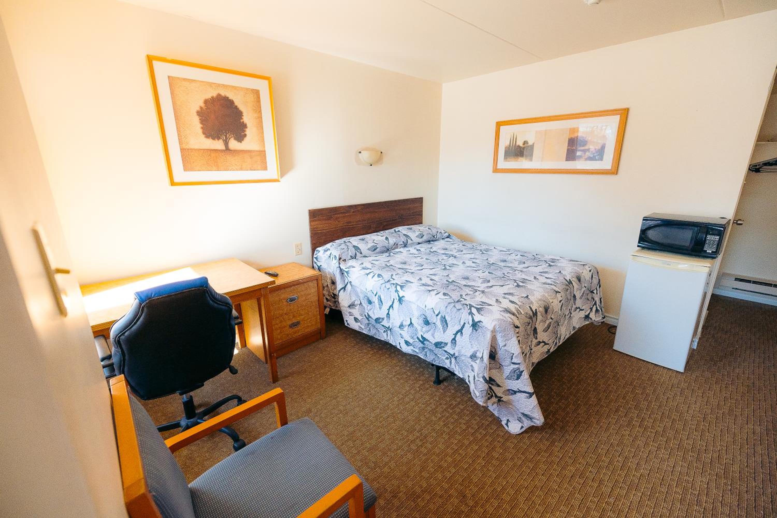 Clarkson Village Motel, 1815 Lakeshore Rd West Mississauga