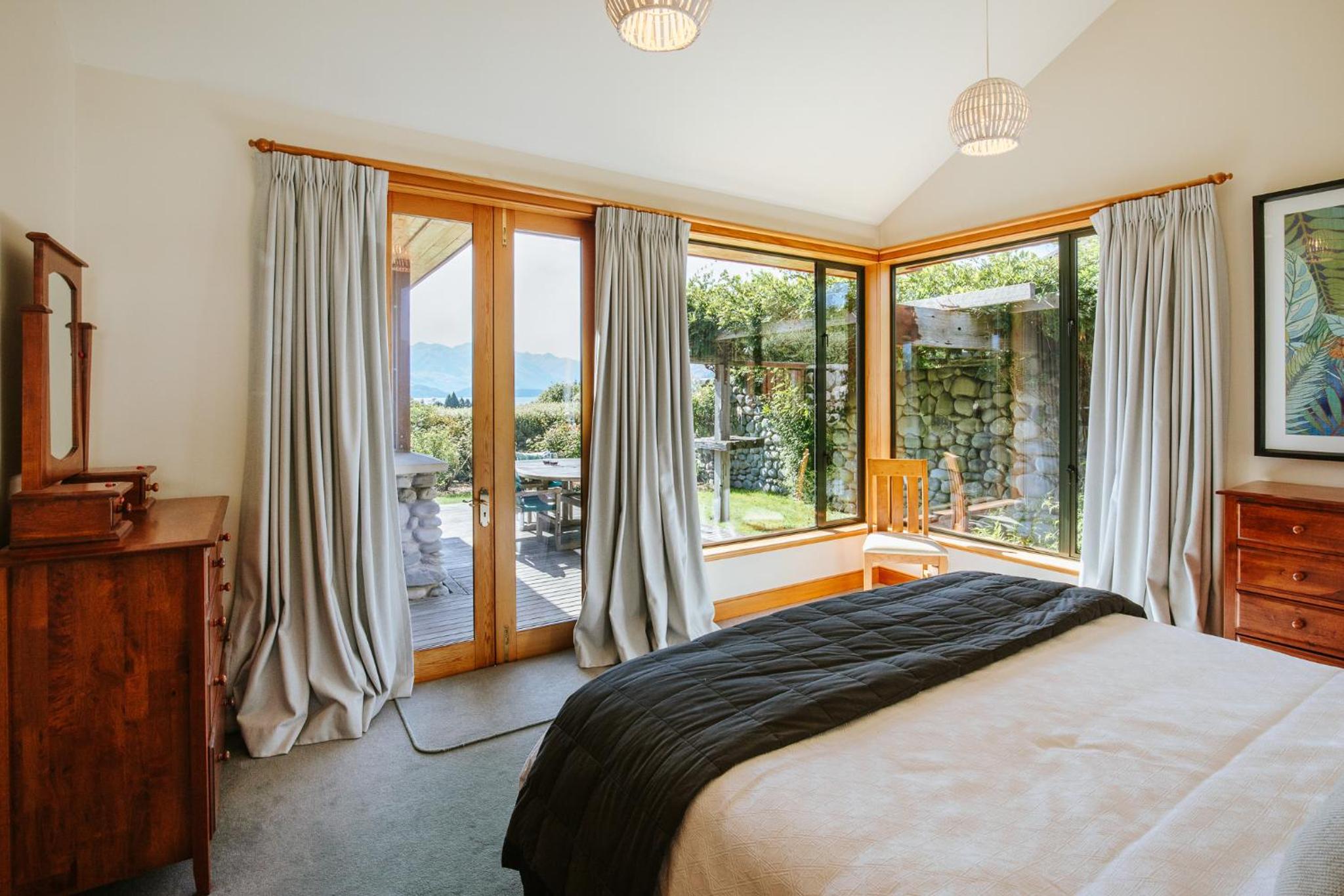 Bullock Creek Chalet - Sleeps 8 - Lake & Mountain Views - Private & Secluded view 2