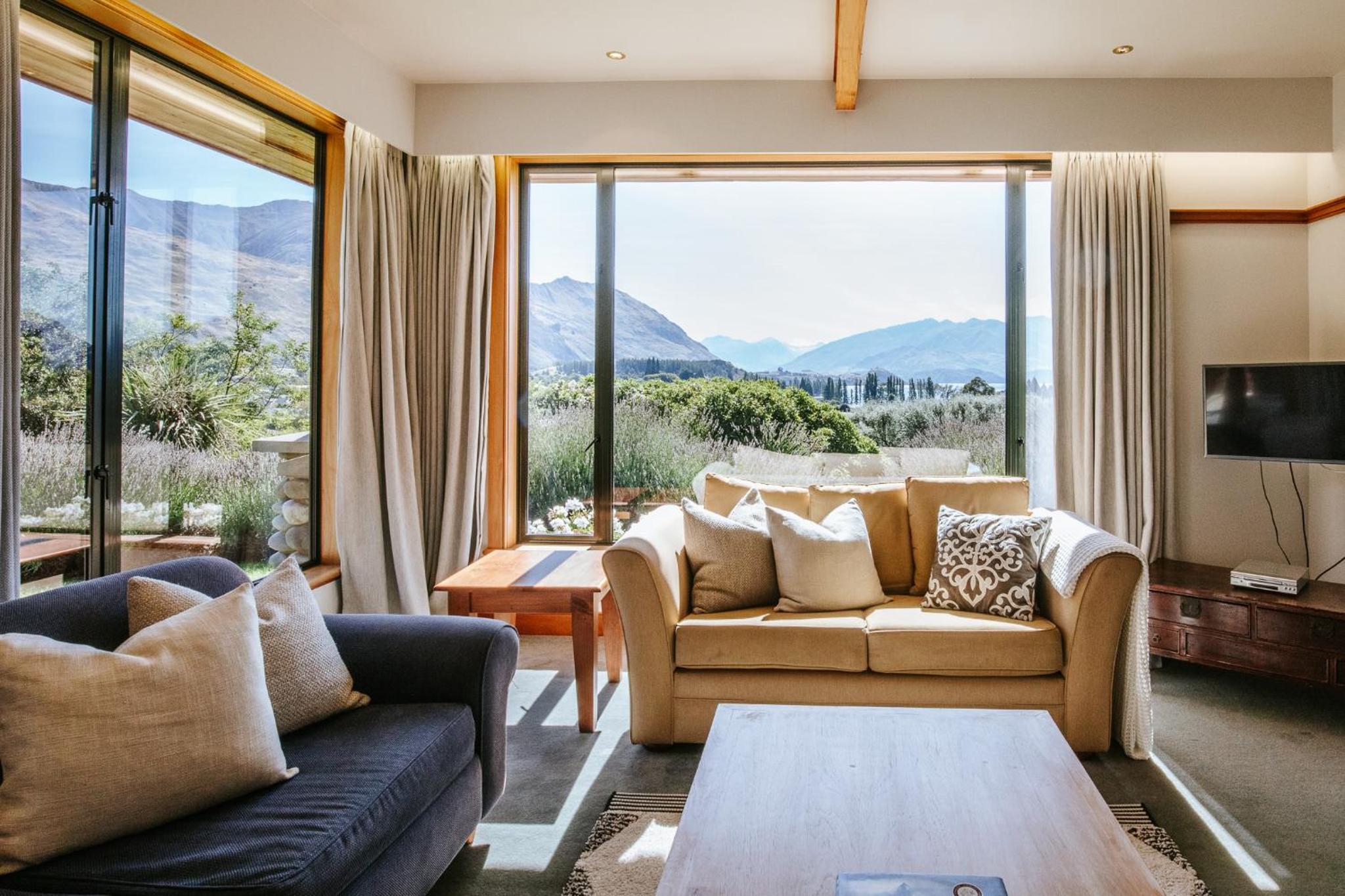Bullock Creek Chalet - Sleeps 8 - Lake & Mountain Views - Private & Secluded view 4