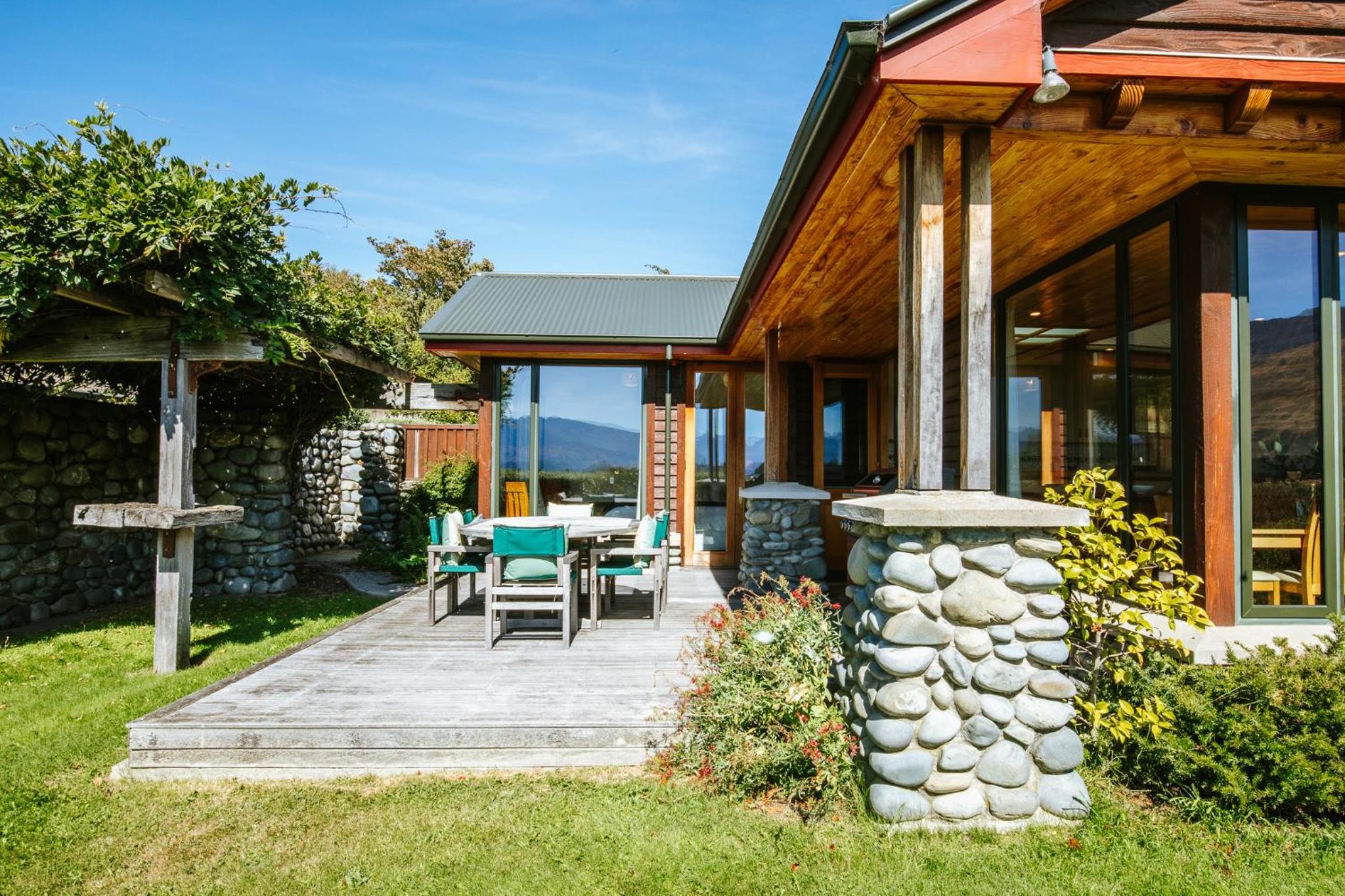 Bullock Creek Chalet - Sleeps 8 - Lake & Mountain Views - Private & Secluded view 5