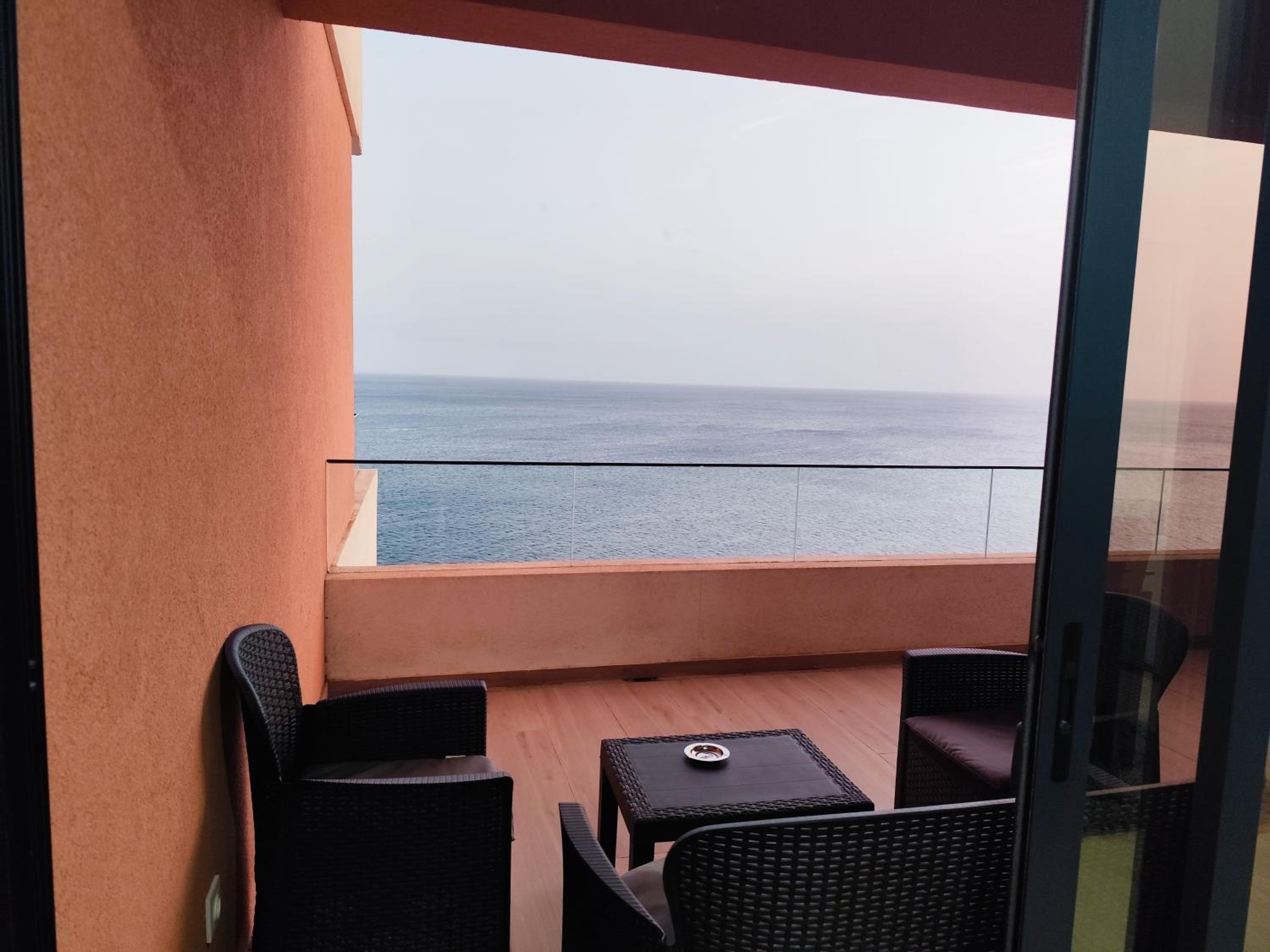 Ocean Mirror Apartment