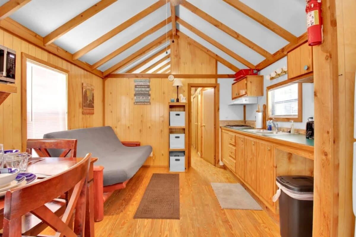 Bloomington Vacations - Charming Log Cabin in Bloomington - Property Image 3