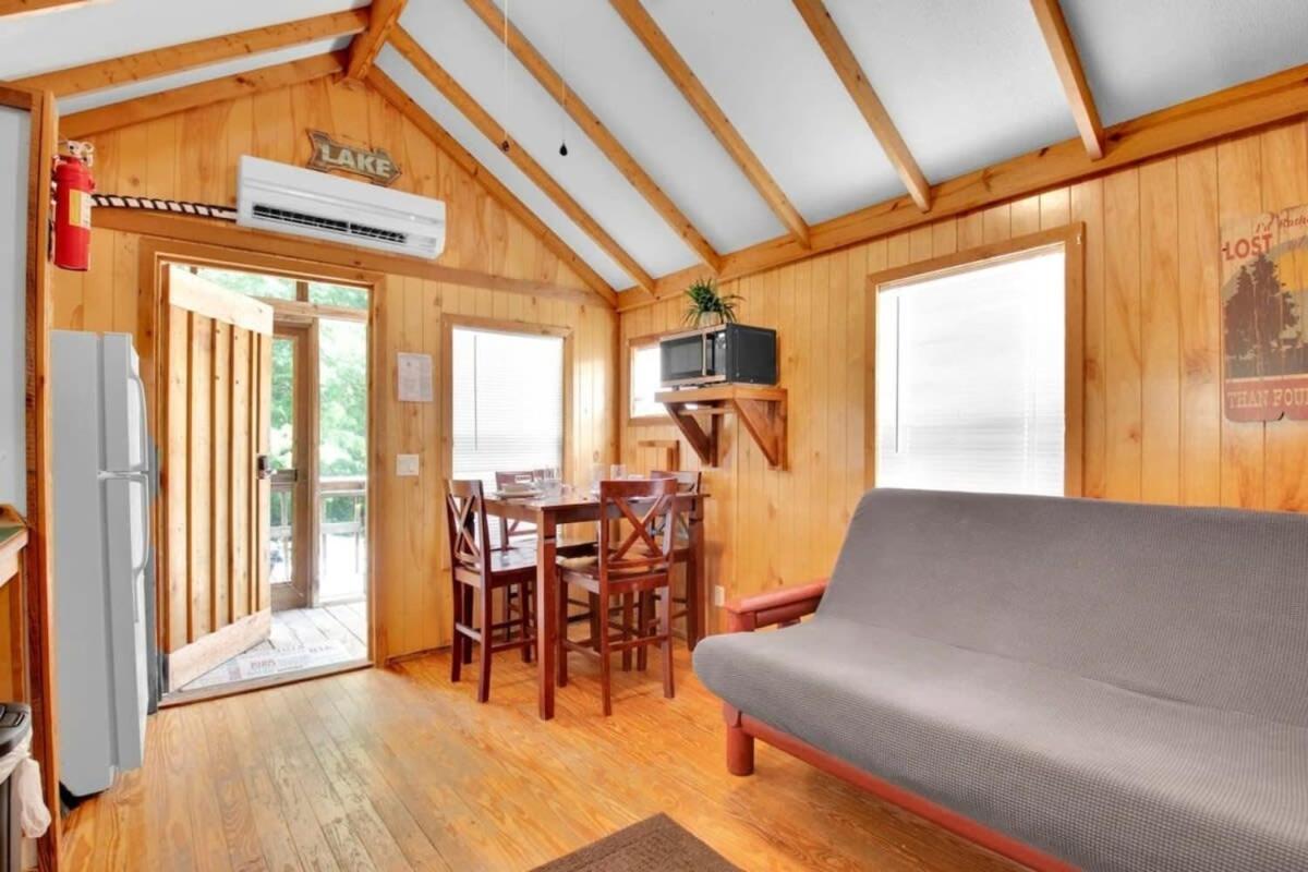 Bloomington Vacations - Charming Log Cabin in Bloomington - Property Image 4