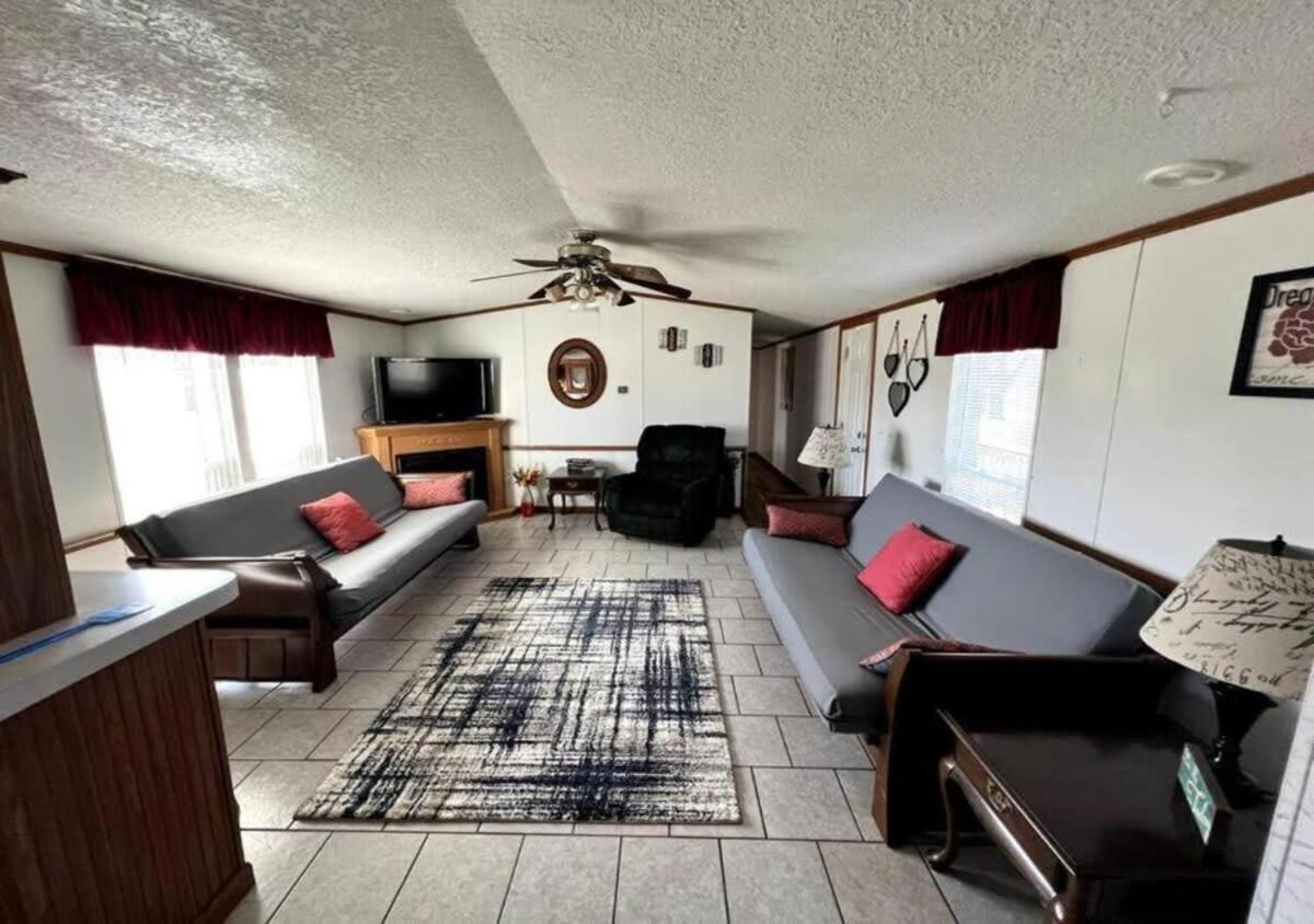 Bloomington Vacations - Big Model Home in Bloomington - Property Image 2