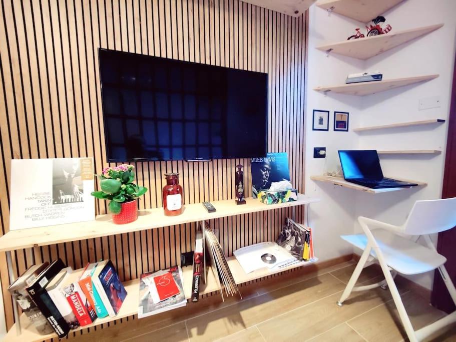 Casa CloClo: Design & Vintage Apt above Subway
