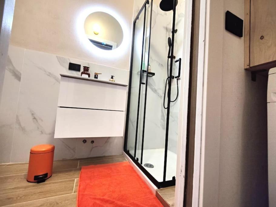 Casa CloClo: Design & Vintage Apt above Subway