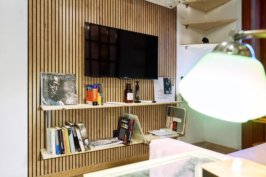Casa CloClo: Design & Vintage Apt above Subway