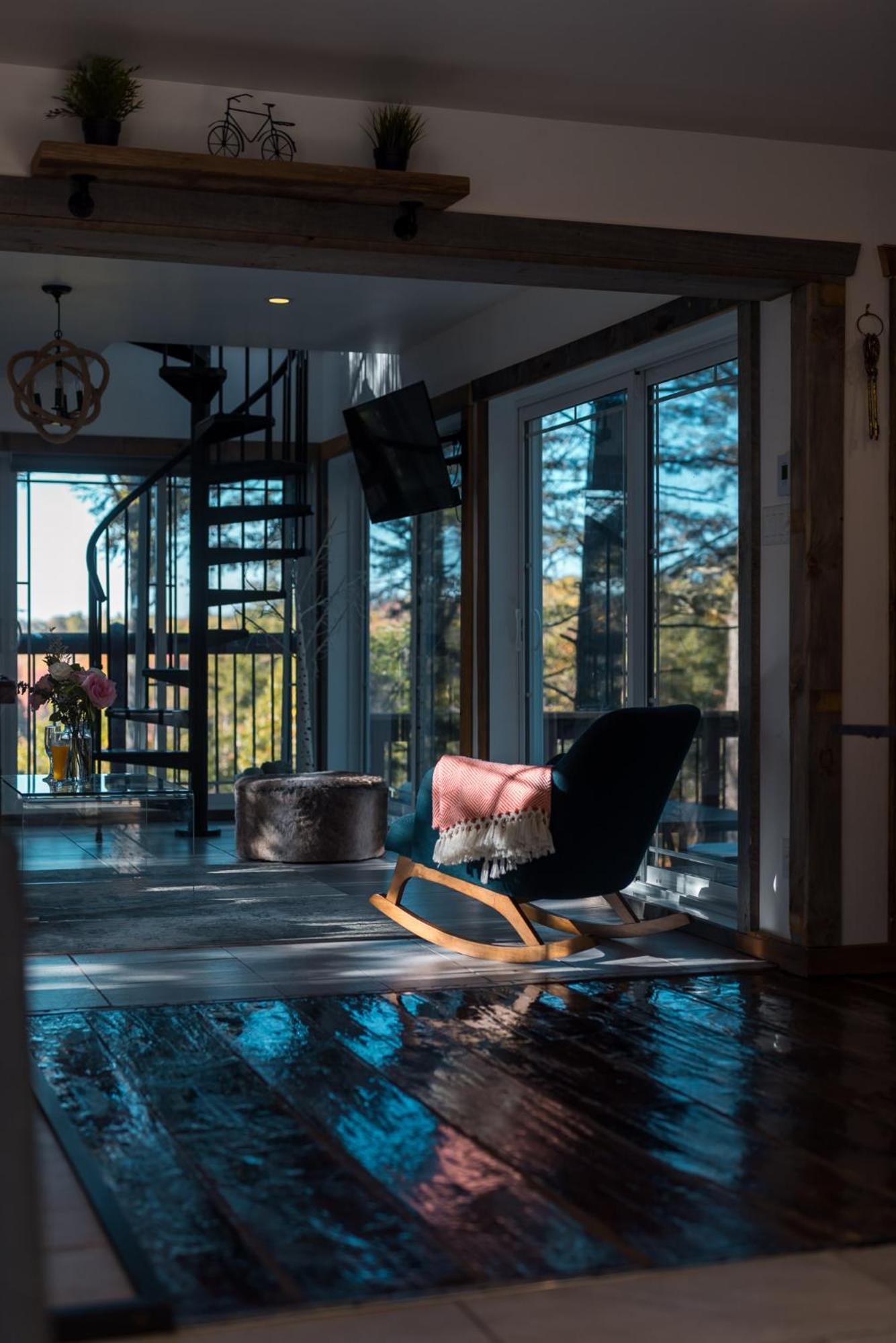 LoveNestChalet - Romantic with Private Hot Tub & Fireplace