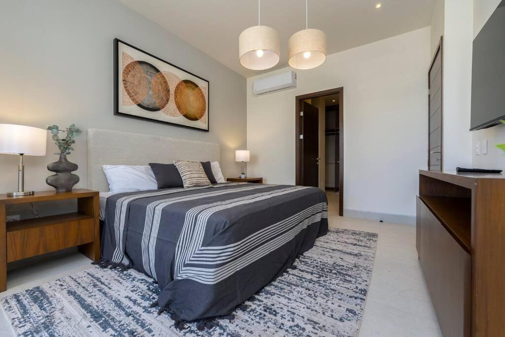 Penthouse with Private Jacuzzi and 4 Bedrooms