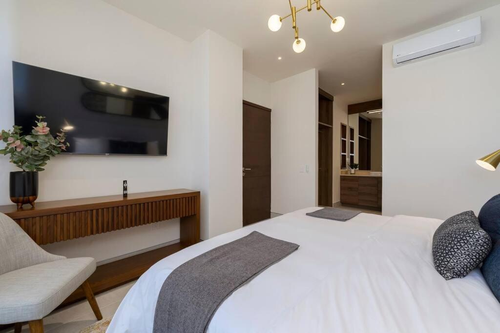 Penthouse with Private Jacuzzi and 4 Bedrooms