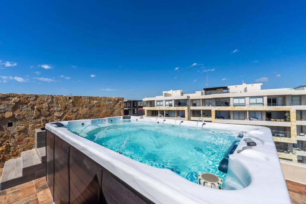 Penthouse with Private Jacuzzi and 4 Bedrooms