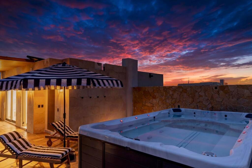 Penthouse with Private Jacuzzi and 4 Bedrooms