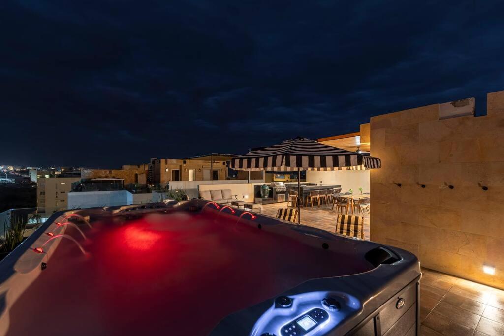 Penthouse with Private Jacuzzi and 4 Bedrooms