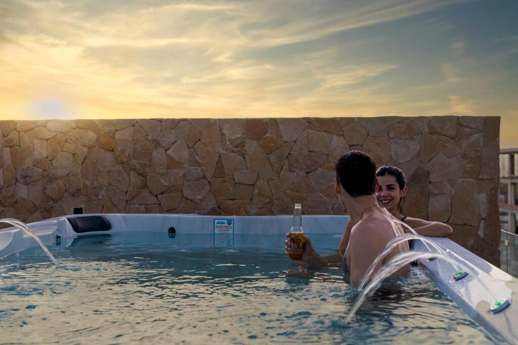Penthouse with Private Jacuzzi and 4 Bedrooms