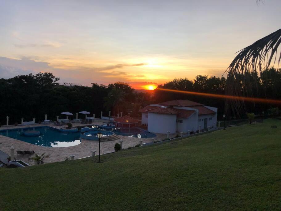 Chácara tipo resort a maior piscina que vc já viu!