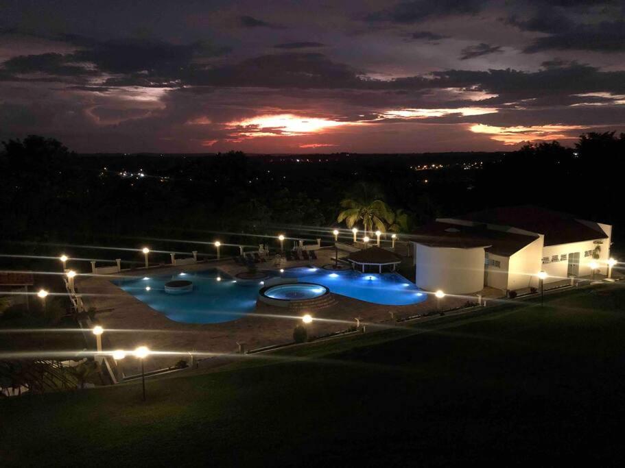 Chácara tipo resort a maior piscina que vc já viu!