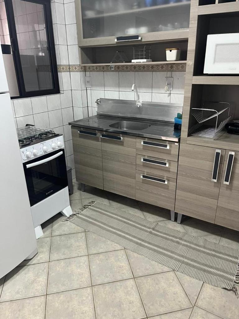 Apartamento na melhor localização da meia praia em itapema com garagem para camioneta suv