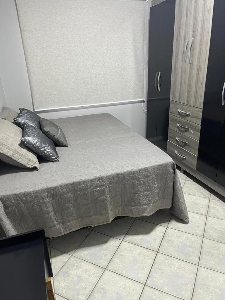 Apartamento na melhor localização da meia praia em itapema com garagem para camioneta suv