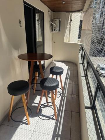 Apartamento na melhor localização da meia praia em itapema com garagem para camioneta suv