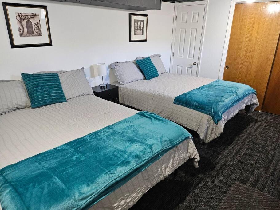 Modern 3BR Home, 3 min airport. view 2