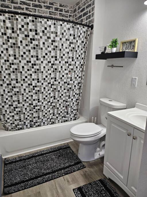 Modern 3BR Home, 3 min airport. view 4