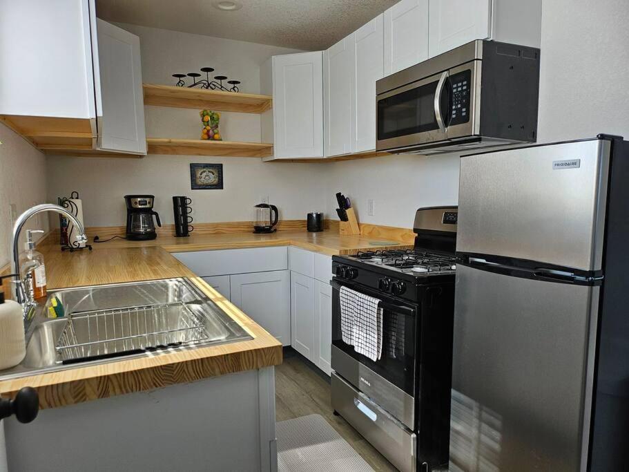 Modern 3BR Home, 3 min airport. view 5