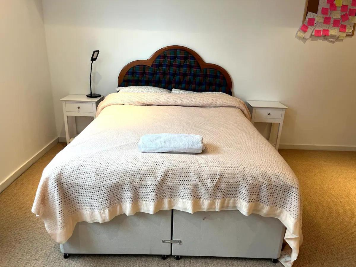 Spacious Queen Bed City Centre Penthouse With Balcony - Homeshare - Live In Host view 3