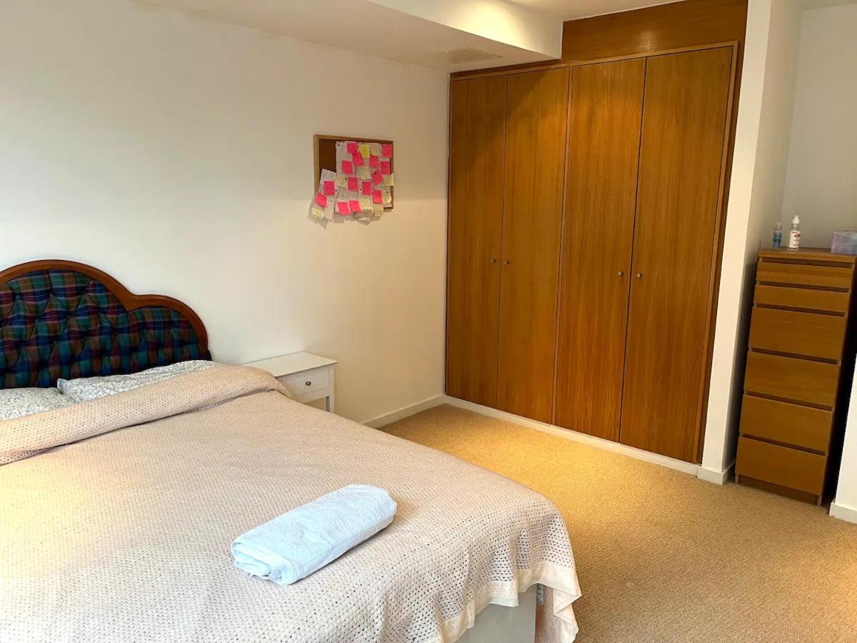 Spacious Queen Bed City Centre Penthouse With Balcony - Homeshare - Live In Host view 2