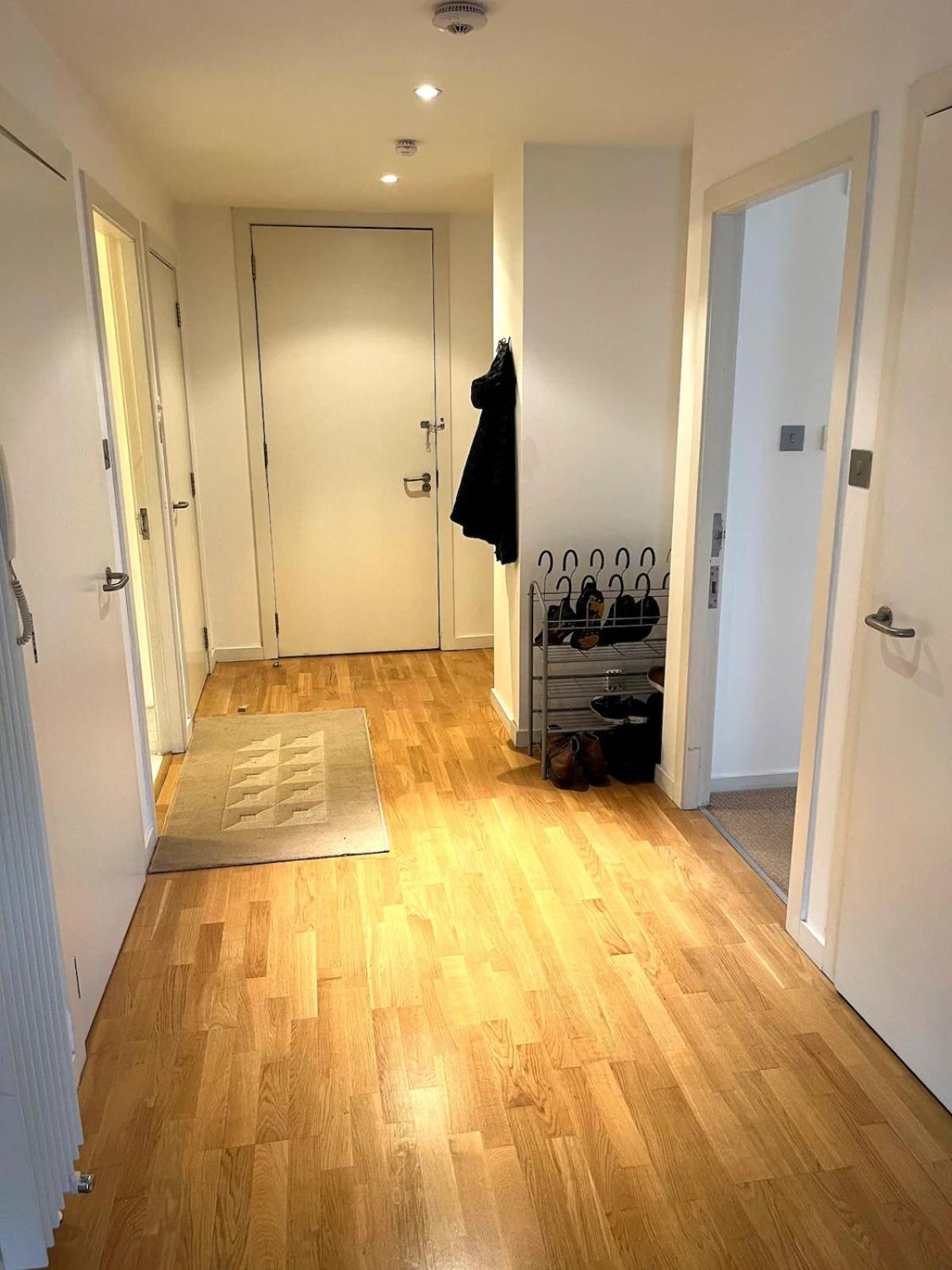 Spacious Queen Bed City Centre Penthouse With Balcony - Homeshare - Live In Host view 5