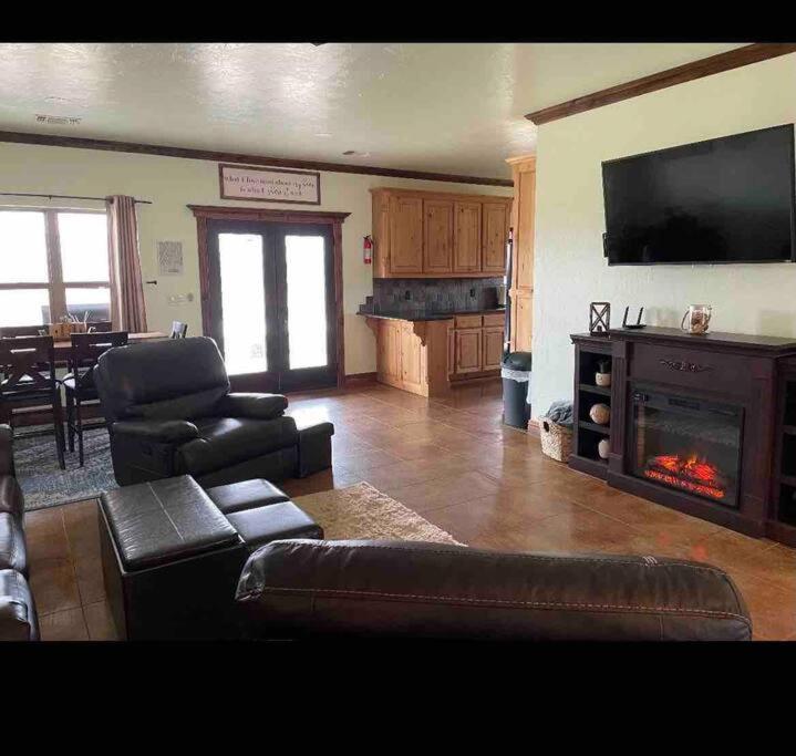 Rest & Replenish 10mins to Lake Sardis with Mountain Views view 4