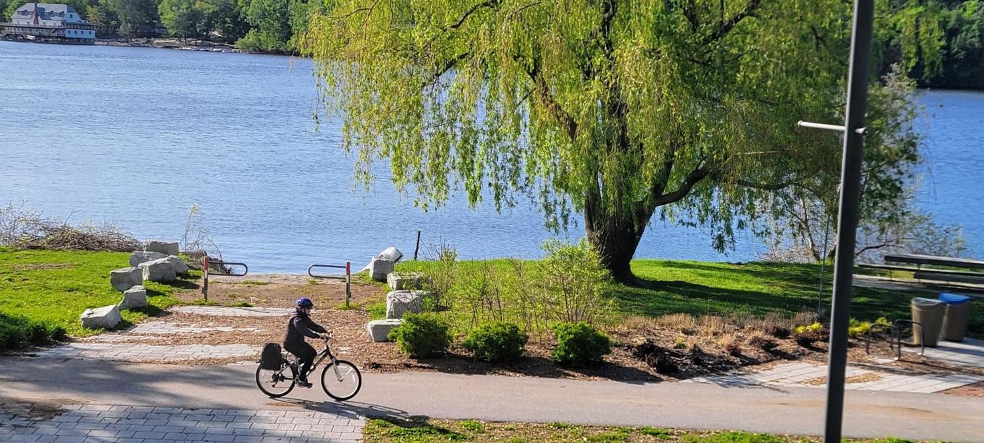 Kokomo INN Bed and Breakfast Ottawa-Gatineau's Only Tropical Riverfront B&B on the National Capital Cycling Pathway Route Verte #1 - for Adults Only - Cham
